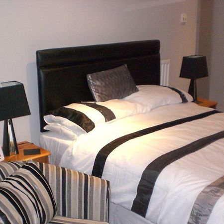 Cheapsleepz 49 Moscow Drive Hotel Liverpool Buitenkant foto