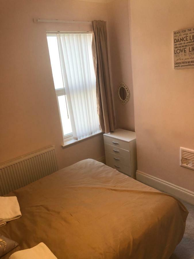 Cheapsleepz 49 Moscow Drive Hotel Liverpool Buitenkant foto