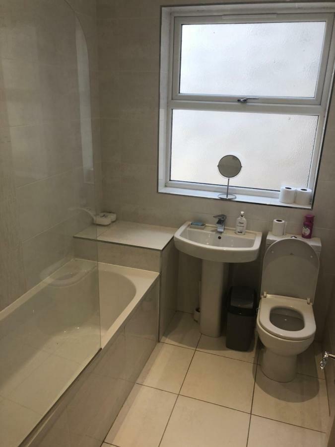 Cheapsleepz 49 Moscow Drive Hotel Liverpool Buitenkant foto