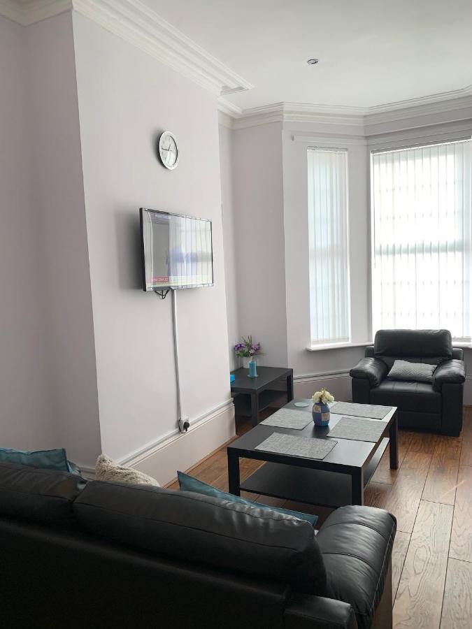 Cheapsleepz 49 Moscow Drive Hotel Liverpool Buitenkant foto